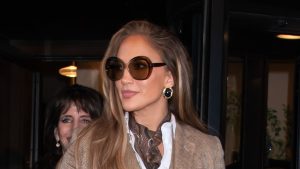 Jennifer Lopez è una vera icona della moda. Ogni sua apparizione, sia sul red carpet indossando un...