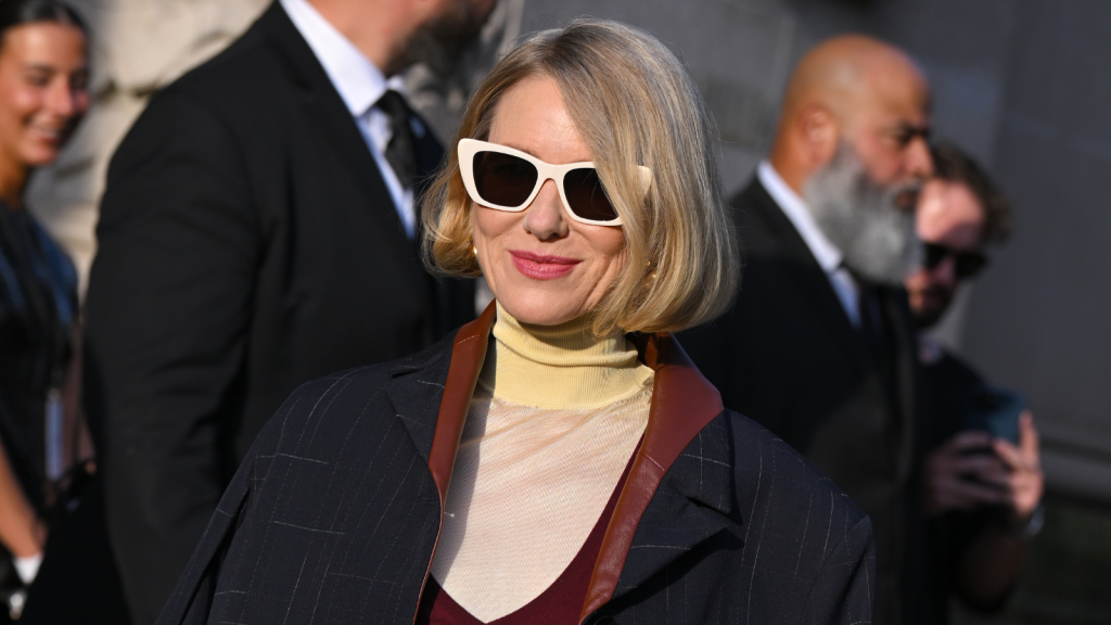 Naomi Watts: l’arte del layering per il tuo stile autunnale irresistibile!