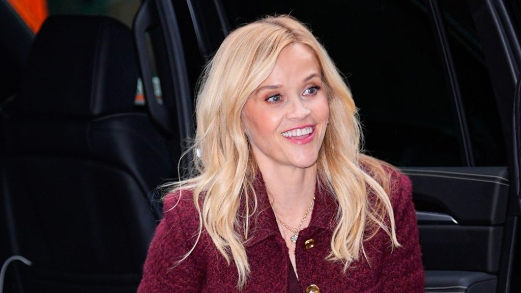 Scopri il trend dell’autunno: il total look merlot di Reese Witherspoon.