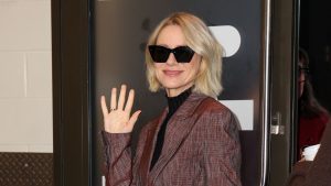 Naomi Watts sfoggia un trend: la borsa nostalgica del momento rivisitata.