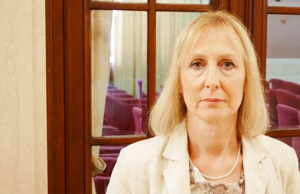 I docenti italiani amano insegnare, ma faticano per stipendi e pressione politica.