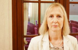 I docenti italiani amano insegnare, ma faticano per stipendi e pressione politica.