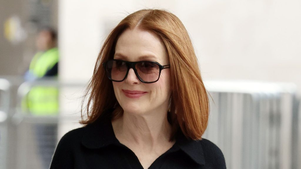 Julianne Moore dimostra che il look jeans e blazer si completa perfettamente con sneakers bianche.