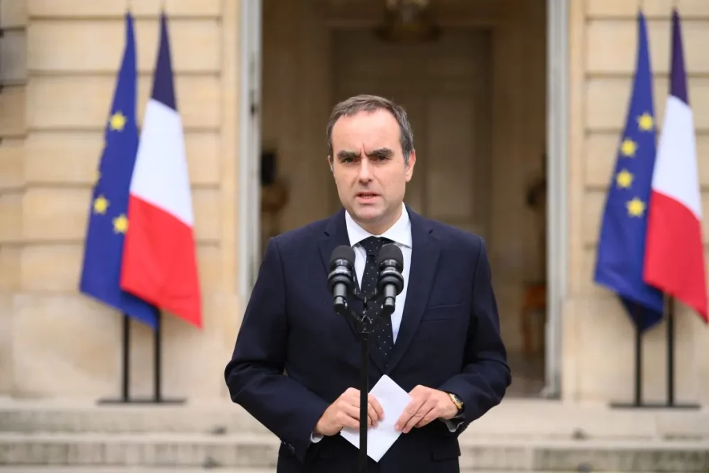 Francia, dimissioni del premier Lecornu: Macron chiede negoziati fino a mercoledì.