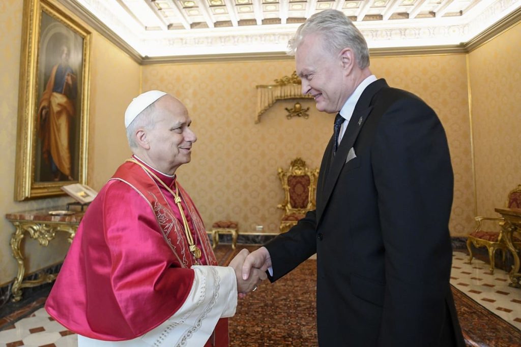 Papa Leone XIV incontra il presidente lituano, ottimista sul sostegno alla Ucraina.