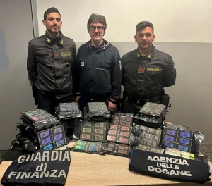 Auto svizzera bloccata al valico di Brogeda: arrestato ucraino con 45 kg di hashish.