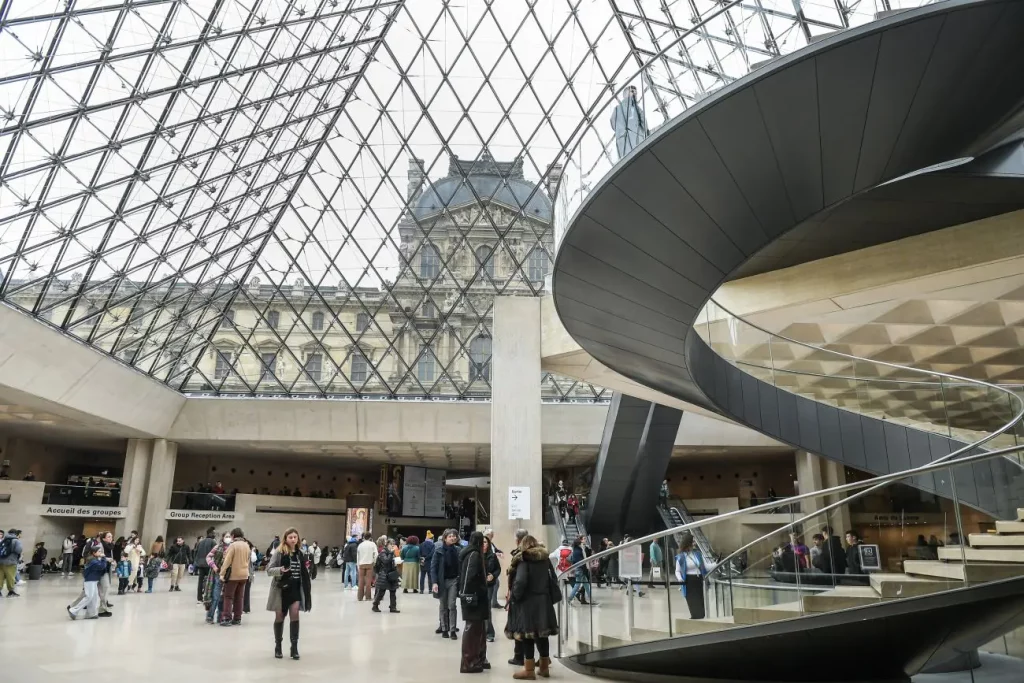 Rapina audace al Louvre: rubati i preziosi gioielli della collezione di Napoleone.