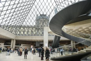 Furto Sospetto al Museo del Louvre: I Gioielli di Napoleone Scomparsi PARIGI (FRANCIA) – La storica...