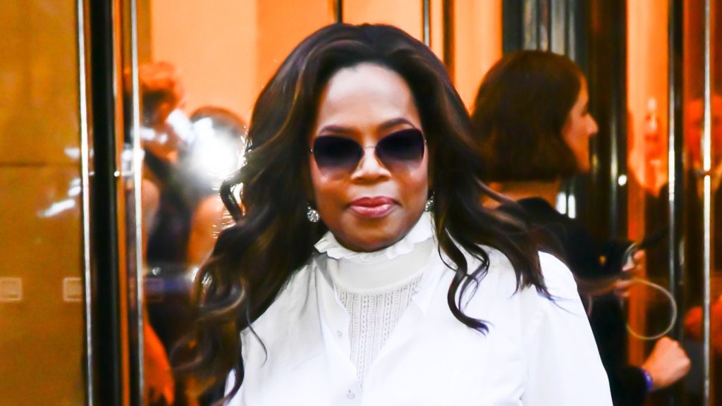 Oprah Winfrey: look in pelle monocromatico e borsa di design che cattura l’attenzione.