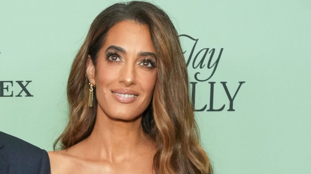 Amal Clooney sfoggia un abito di velluto rosso che anticipa la stagione delle feste.