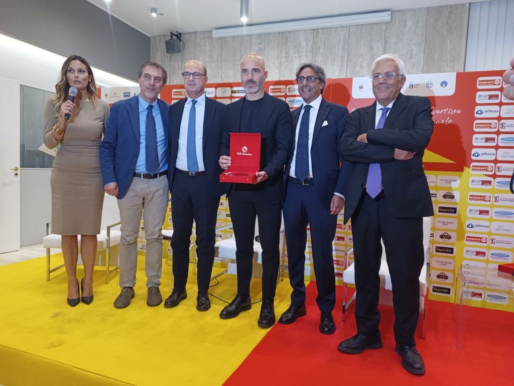 Premio Nicola Ceravolo: Enzo Maresca elogia Gattuso per l’energia restituita agli Azzurri.