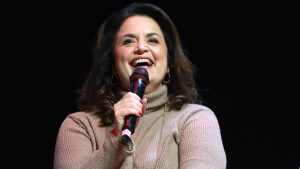 Il caldo e sofisticato abito-giocattolo di Ruth Jones: l’alleato perfetto per l’inverno.