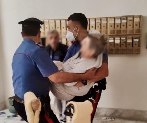 Carabinieri salvano anziana disabile in un incendio nell’appartamento nel Napoletano.