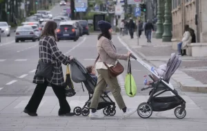 Nel 2024 in Italia i nati residenti sono 369.944, quasi 10 mila in meno rispetto al 2023...