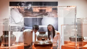 Esplora l’esposizione di Modernismo Nigeriano al Tate Modern: arte contemporanea e cultura vibrante.