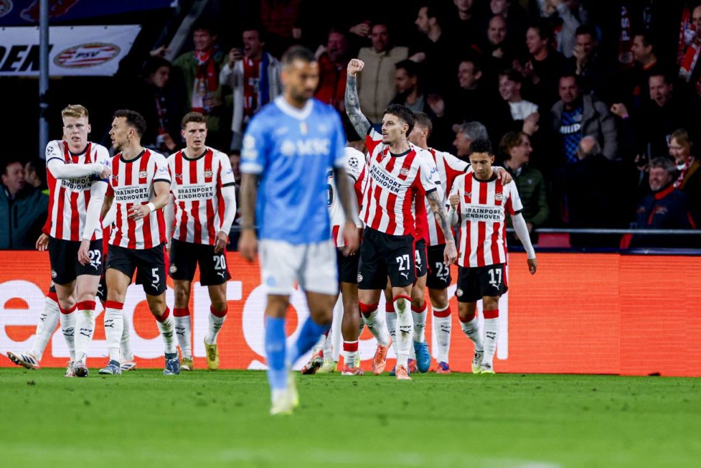 PSV Eindhoven umilia il Napoli: sconfitta clamorosa per 6-2 in una partita da incubo.