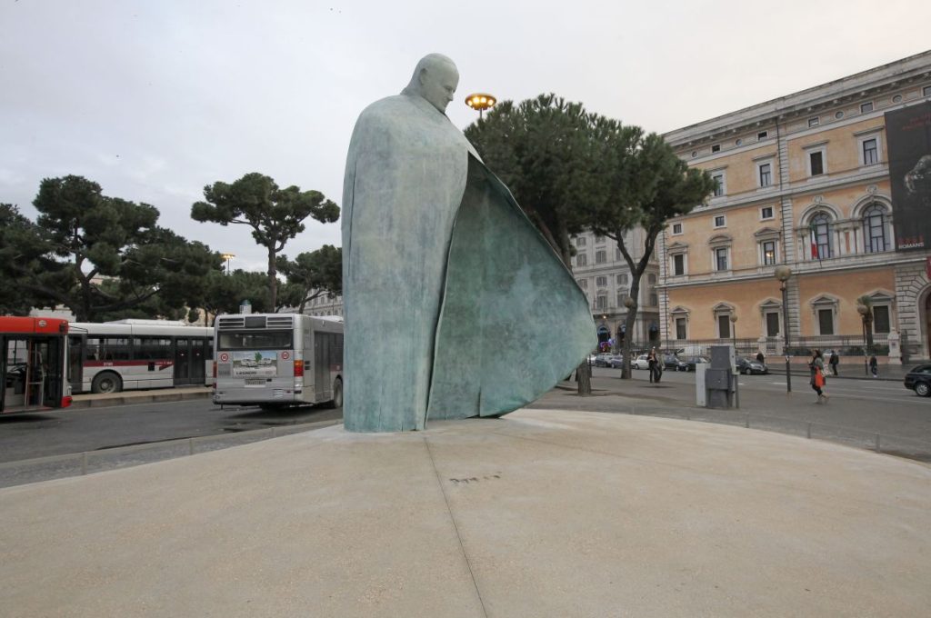 Statua di Papa Wojtyla imbrattata a Roma: Meloni definisce l’atto “indegna provocazione”.