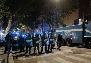 Tensione a Roma: la polizia utilizza idranti contro i manifestanti del corteo pro Pal.