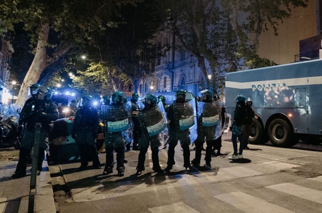 Tensioni a Torino: manifestanti Pro Pal tentano ingresso a Porta Susa, respinti dalla polizia.
