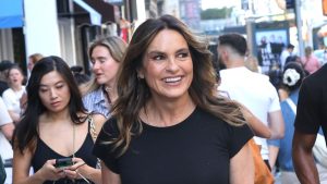 Mariska Hargitay e i Jeans a Gamba Dritta per un Autunno Elegante I jeans a gamba dritta sono un...