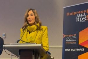 Daniela Santanchè: Riconoscimenti e Legami tra Italia e Stati Uniti La Cerimonia degli Italpress...