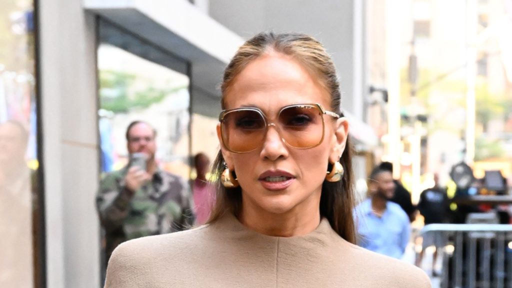 Jennifer Lopez domina la tendenza delle gonne autunnali con rifiniture in pelliccia coccolose.