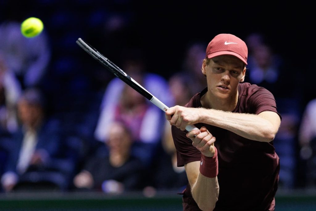 Sinner prevale su Zverev e conquista la finale del Masters 1000 di Parigi contro Auger-Aliassime.