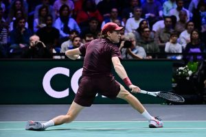 Sinner supera Shelton e conquista la semifinale al Masters 1000 di Parigi.