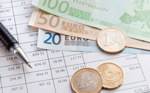 Stipendi docenti e ATA inferiori: militari guadagnano 1.500 euro in più al mese.