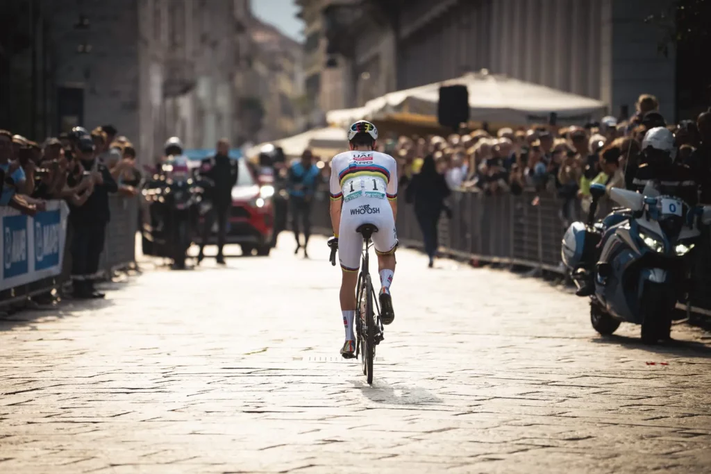 Pogacar conquista il Giro di Lombardia, eguagliando Fausto Coppi con il suo quinto trionfo.