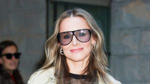 Kristen Bell dimostra come i capi essenziali creino uno stile sempre elegante e senza tempo.