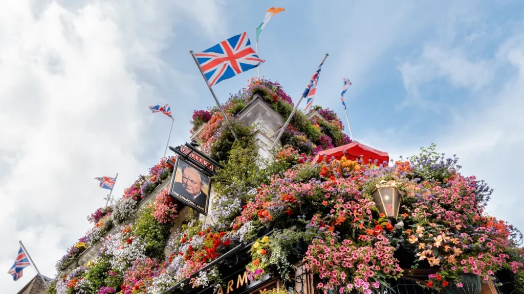 Se stai cercando un'esperienza culinaria unica in un pub, il **Harwood Arms** è il posto che fa per...