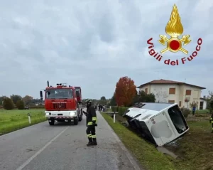 Incidente mortale nel Trevigiano: pullman di studenti collide con SUV, 15 feriti tra i ragazzi.