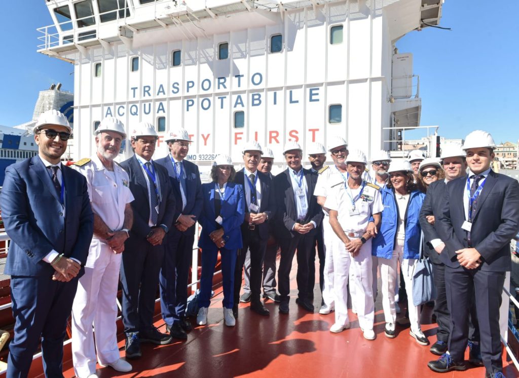 Esplora il dissalatore mobile di Marnavi: innovazione marina al porto di Napoli.