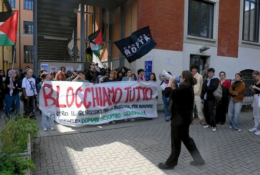 Collettivi universitari occupano aula a Milano: “Blocchiamo tutto” per rivendicazioni studentesche.