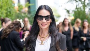 Lucy Liu sfoggia jeans a gamba larga, reinventando il trend denim con stile unico.