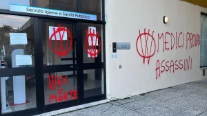 No Vax minacciano medici: scritte incomprensibili sulle vetrate dello Spisal a Vicenza.