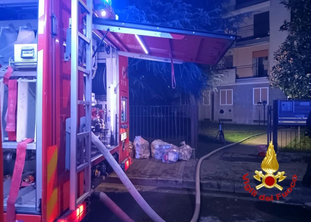 Tragedia nel Milanese: incendio in condominio causa la morte di due anziani e loro figlio.