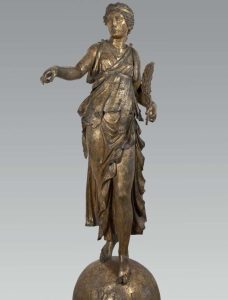 Cremona celebra le Olimpiadi Milano-Cortina 2026 con la vittoria alata come simbolo di successo.