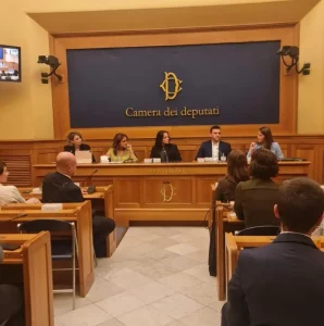 Femminicidi in Italia: ogni tre giorni una vittima, il “Calendario Rosso” per ricordarle.