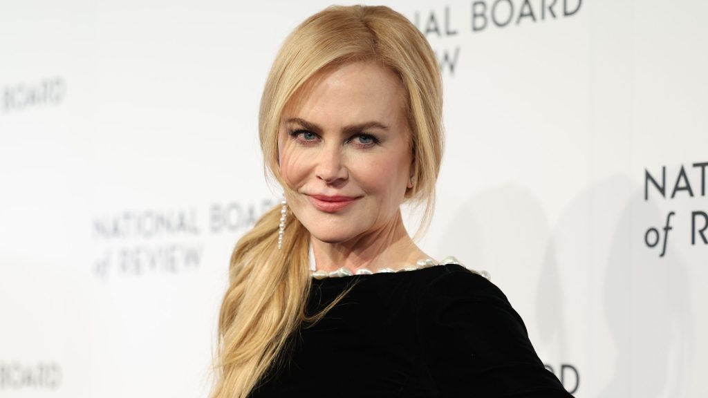 Nicole Kidman brilla in un elegante abito nero, primo pubblico dopo l’annuncio del divorzio.
