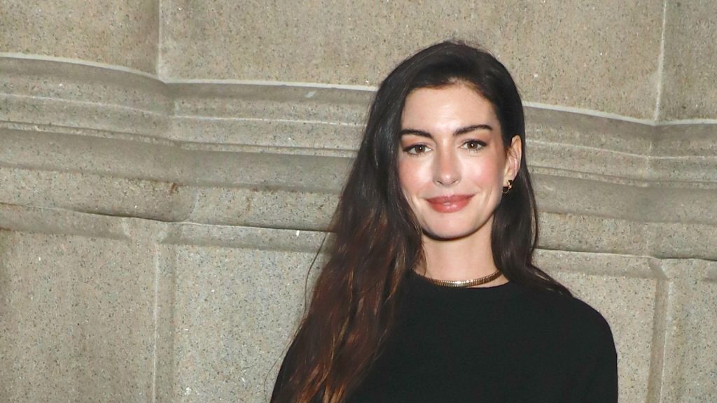 Anne Hathaway rivaluta il trend Y2K: voglia di riscoprire questo look controverso!