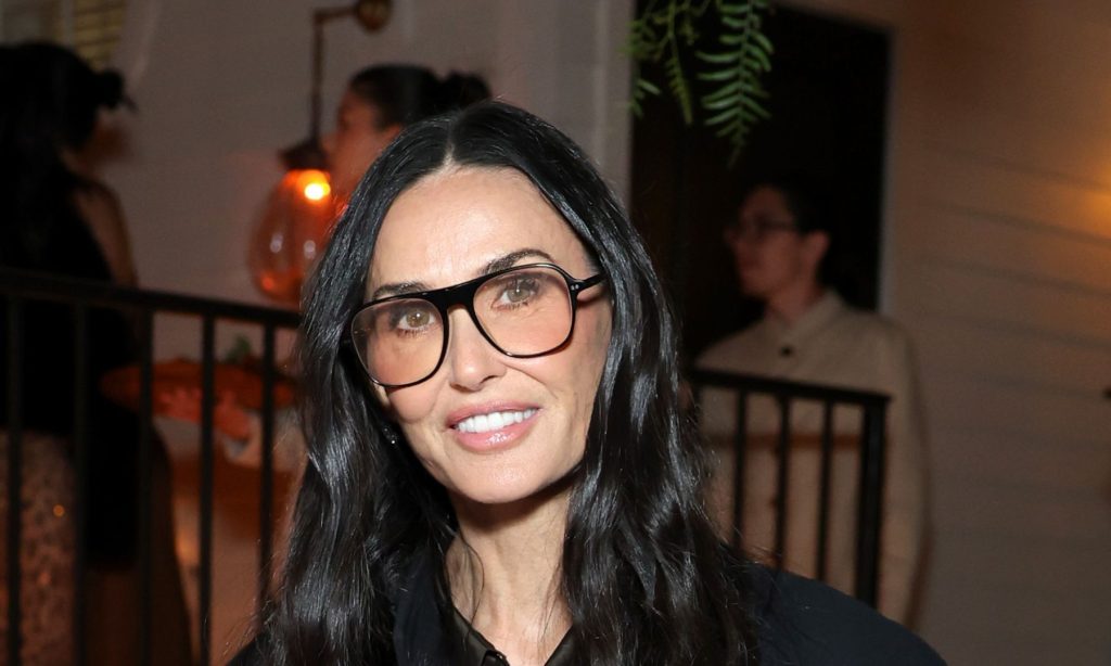I pantaloni effetto pelle di Demi Moore: l’essenziale per le feste di stagione.