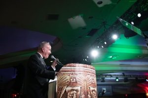 NIAF celebra 50 anni con John Elkann e Andrea Bocelli in un evento straordinario.