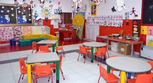 Educatrice licenziata dopo accuse di aver legato bimba alla sedia, avviata indagine.