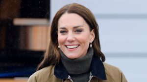 Kate Middleton porta un’elegante borsa dal 2005: scopri il suo sorprendente prezzo accessibile.