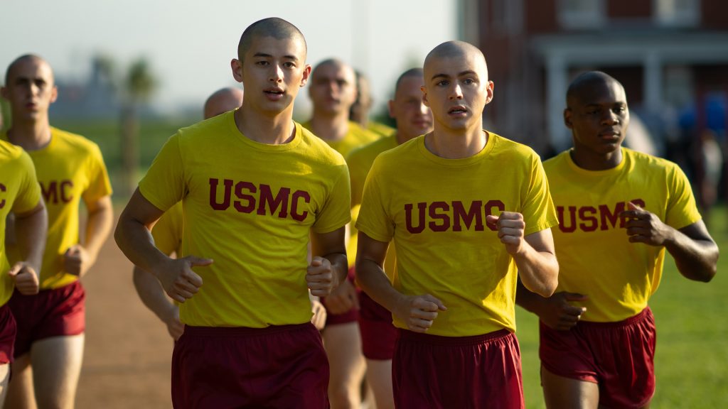 Il Ritorno di Miles Heizer in "Boots" Un ragazzo gay nell’esercito è al centro della serie "Boots"...