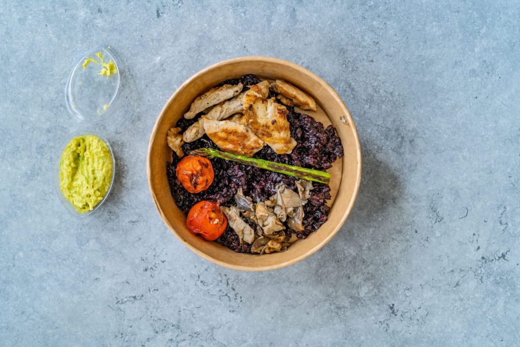 Riso nero con pollo: allerta Listeria, scopri tutti i dettagli essenziali.