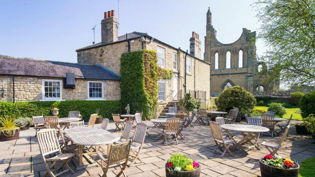 Scopri i migliori hotel in Yorkshire per un soggiorno indimenticabile tra natura e cultura.