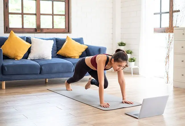 Allenarsi tutto il corpo ogni giorno: benefici e rischi da conoscere subito